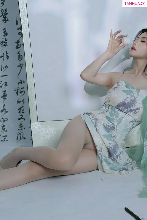   [XiuRen]高清写真图 2025.08.27 No.10694 阿依莎 浅色古风第45张图片